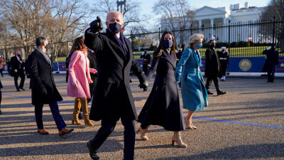 USA:s nya presidentpar tog en en kort promenad på vägen till Vita huset  