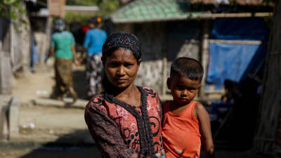 En rohingyamamma med sitt barn i ett burmesiskt flyktingläger. Tiotusentals muslimer har flytt undan förföljelser från sina hem i Rakhine-staten i västra Burma