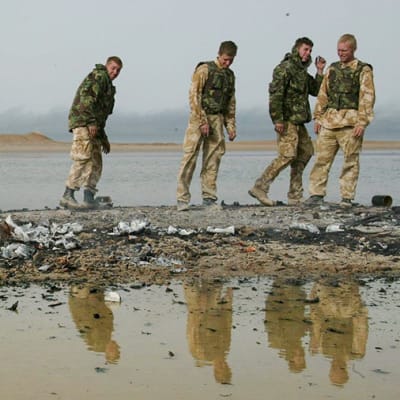 Brittisotilaita Basran lähistöllä Irakissa 30. maaliskuuta 2003. 