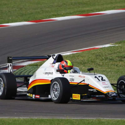 Formula 4 auto ajaa kaarteessa Imolan radalla