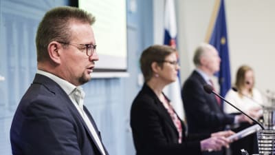 Jari Keinänen under en presskonferens.