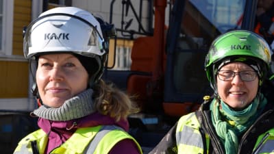 Forskarna Satu Koivsito och Johanna Seppä övervakar rörsaneringsarbete i Borgå 29.03.17