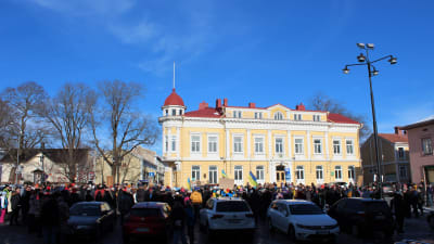 Demonstration mot kriget i Ukraina på torget i Ekenäs i Raseborg.