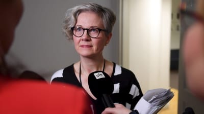 Vuokko Piekkala intervjuas.