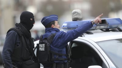 Säkerhetsstyrkor under en polisräd i Forest i Bryssel 15.3.2016.