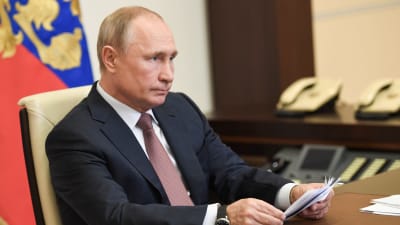 President Vladimir Putin deltar i en videokonferens om skötseln av coronaepidemin. Bilden har tagit den 15 maj utanför Moskva.