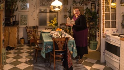 Oförande för Lovisa historiska hus Nina Wiklund i sitt kök