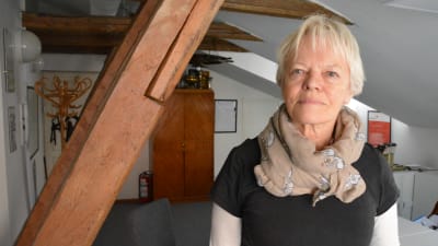 Ulla-Stina Engström bredvid en takstol.