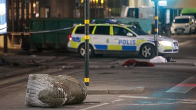 Omkullvält betonggris utanför Åhlens i Stockholm efter attacken den 7 april.