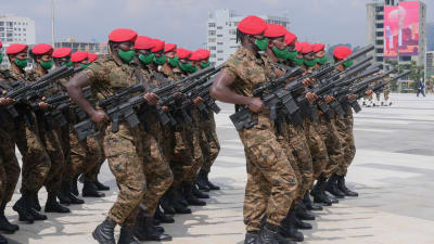 Bild på militära styrkor från Etiopien på rad.
