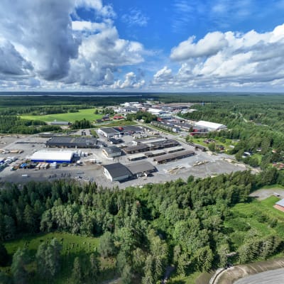 Keiteleen kunnan teollisuusalue kesäisessä maisemassa.