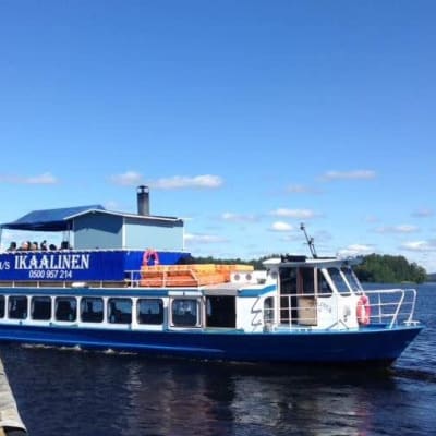 Risteilylaiva M/S Ikaalinen järvellä lähellä laituria. 