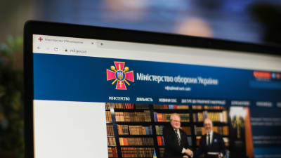 Ukrainas försvarsministeriums webbsida öppen på en dator.