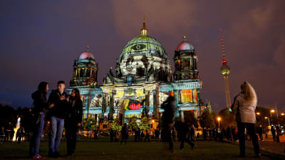 Turister ser på ljusshow i Berlin