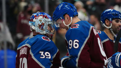 Pavel Francouz och Mikko Rantanen firar segern över Seattle.