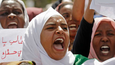 Unga sudanesiska kvinnor har också deltagit i protesterna med kraft. Här under en demonstration i Khartoum den 2 maj. 
