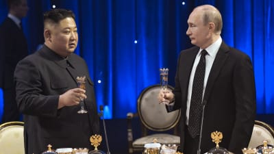Kim Jong-Un och Vladimir skålor i samband med toppmötet i Vladivostok i Ryssland.