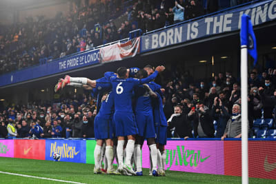 Chelsea-spelare firar mål inför hemmapublik.
