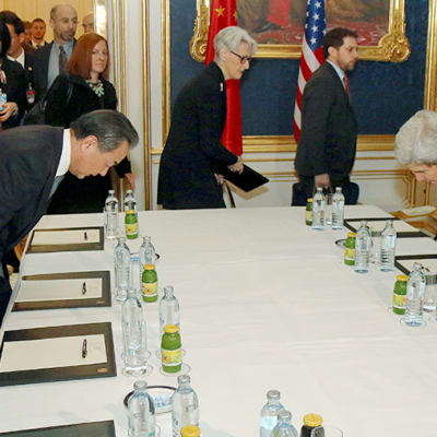 Kiinan ulkoministeri Wang Yi ja Yhdysvaltain ulkoministeri John Kerry istuutumassa.