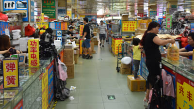 Försäljare och kunder i elektronikvarus i Kina