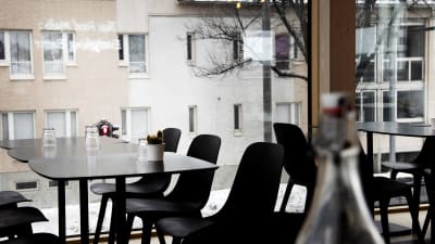 Tomma stolar i på restaurang. 
