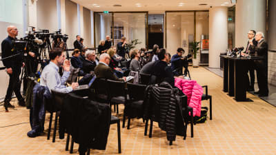 Presskonferens med journalister i rad hos Riksbanken. 