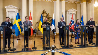 President Niinistö, Zelenskyj i mitten och de nordiska statsministrarna på vardera sidor.