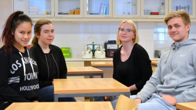 onja Huhtamäki, Unni Svenlin, Amanda Storrank och Aron Mäenpää på gruppbild i en skolklass.