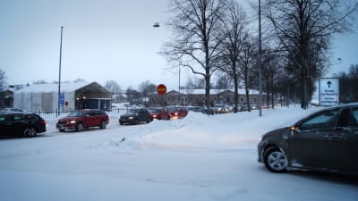 Bilar i kö till coronatest vid Kaserntorget i Vasa.