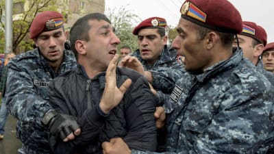 En oppositionsanhängare grips av polisen i Jerevan på lördagen 21.4.