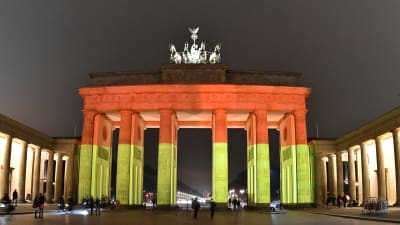 Brandenburger Tor upplyst i den tyska flaggans färger hedrar minnet av offren för attacken.