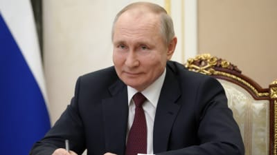 Rysslands presidenr BVladimir Putin småler.