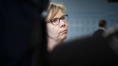 Anna-Maja Henriksson hallituksen tiedotustilaisuudessa Helsingissä.