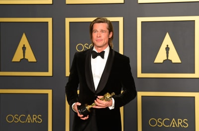 Brad Pitt poserar med Oscarsstaty.