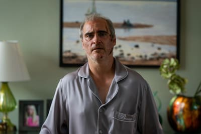 Den förvirrade Beau (spelad av Joaquin Phoenix) stirrar rakt in i kameran iklädd pyamas.