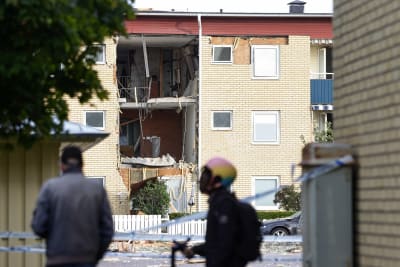 En del av fasaden blåstes ut av explosionen i Linköping på morgonen den 26 september 2023.