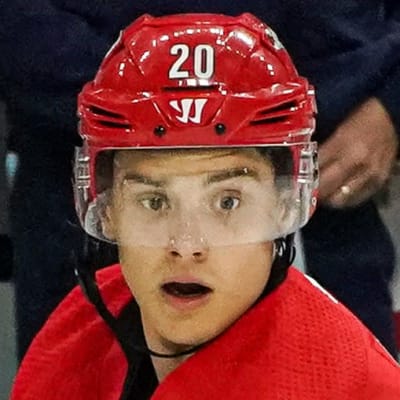 Sebastian Aho håller blicken på en puck i luften framför sig.