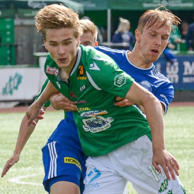 Flera spelare fajtas om bollen.