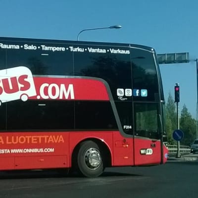 Onnibusin kaksikerroksinen linja-auto liikenteessä