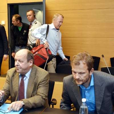 Jari Isometsän (vaalea paita takana), Harri Kirvesniemen (vas.) ja Janne Immosen (oik.) käräjäpuheita koskeva oikeudenkäynti alkoi Helsingissä 13. kesäkuuta.