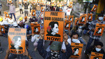 Demonstration i Naypyidaw,  Myanmar 4.3.2021 med krav på att landets ledare Aung San Suu Kyi ska släppas fri.
