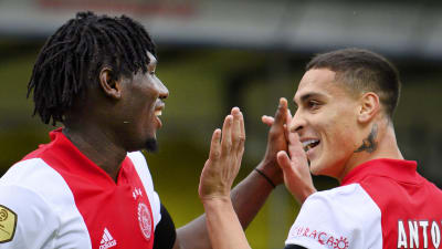 Femmålsskytten Lassina Traoré (till vänster) firar Ajax 3–0-mål tillsammans med lagkamraten Antony.