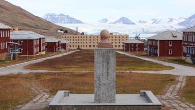 Lenin blickar ut över det övergivna gruvsamhället Pyramiden på Svalbard