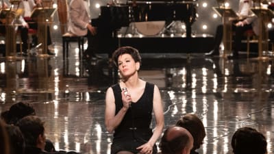 Judy Garland (Renée Zellweger) sitter på scenkanten och sjunger.