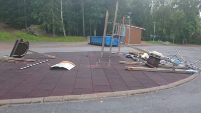 Klätterställningen är vandaliserad vid Sundom skola i Vasa.