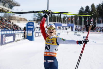 Therese Johaug firar seger.