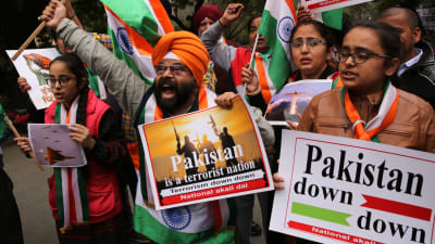 Aktivister från sikhernas Akali Dal-parti i Punjab firade de indiska bombräderna riktade mot mål i pakistanska Kashmir på tisdagen. 