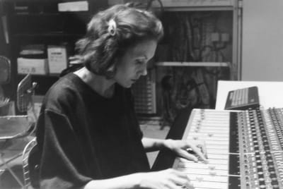 Kaija Saariaho äänipöydän ääressä.