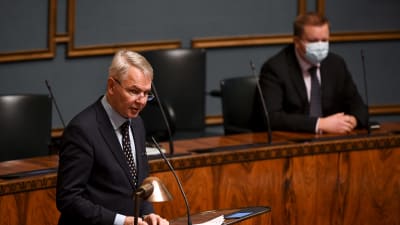 Utrikesminister Pekka Haavisto (Gröna) talar i riksdagen den 30 november 2020.