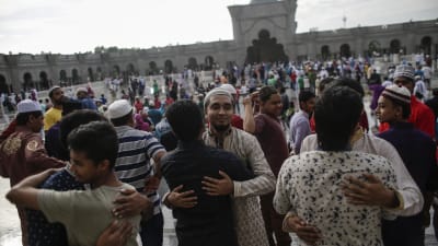 Muslimer i Kuala Lumpur omfamnar varandra under firandet av Eid Al-Fitr.